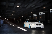 Белый BMW 3 серии, М3, синие диски, тонировка, мост, асфальт
